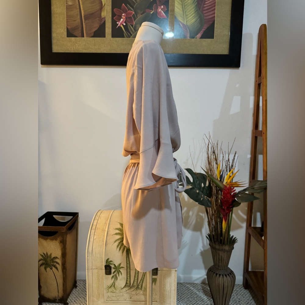 Lulus Women's Romper Beige Mauve NWT Small Angel Sleeves 100% Rayon - Picture 4 of 9